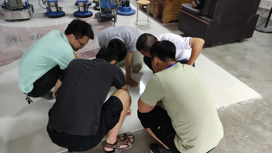 學(xué)員一起研究、探討新型無機磨石
