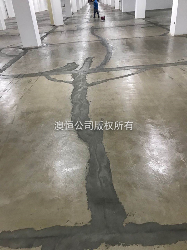 用膠泥修補裂縫