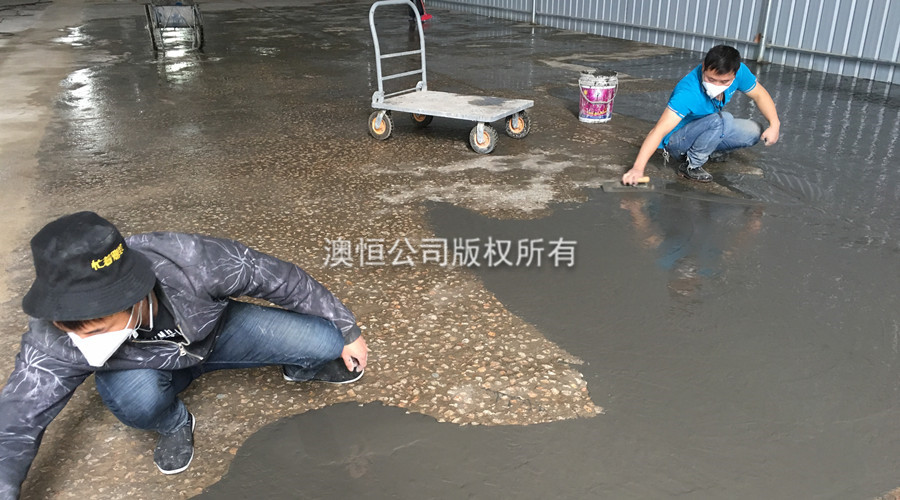 無明水后，批刮910快速修補自流平水泥