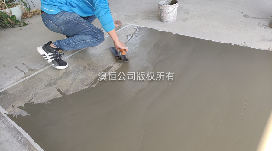 在麻面地面上批刮390薄層韌性自流平水泥，修補(bǔ)細(xì)小孔洞