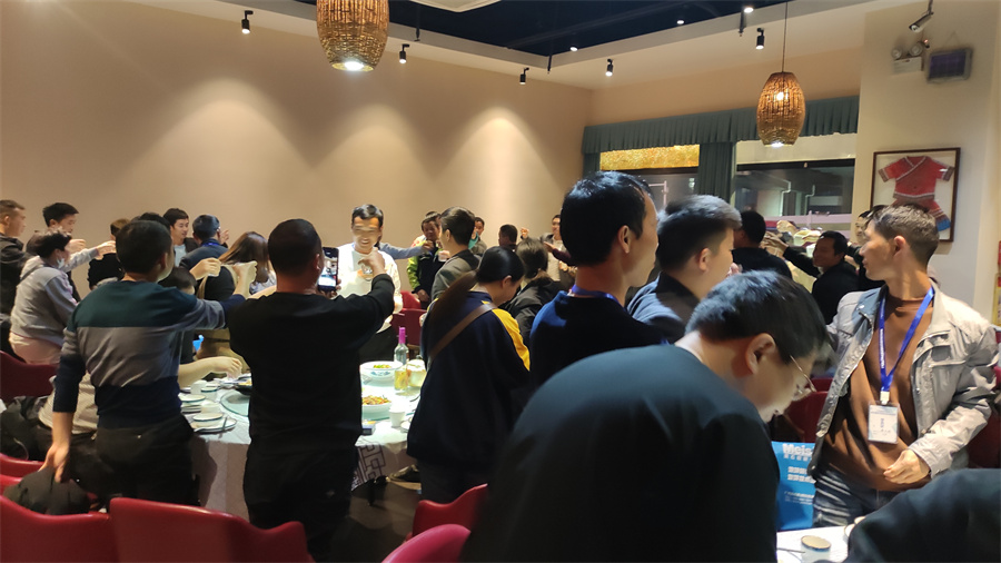 學(xué)員聚餐，相互討論交流