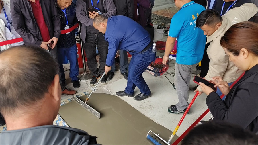學(xué)員動手攤鋪面層自流平水泥