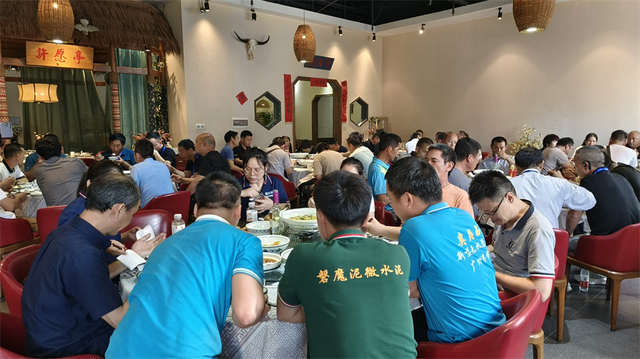 學(xué)員聚餐，相互討論交流