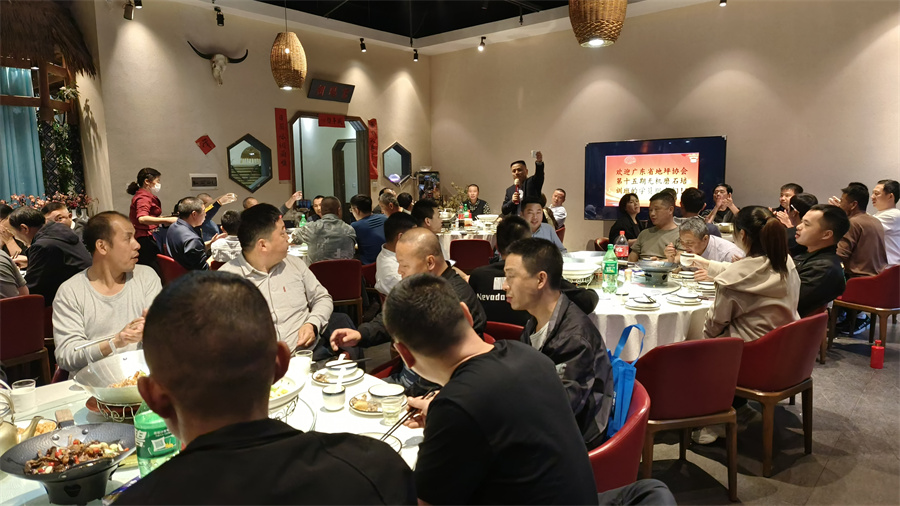 學(xué)員聚餐，相互討論交流