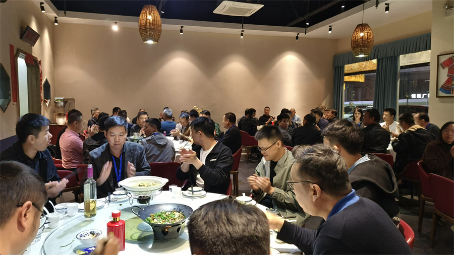 學員聚餐，相互討論交流